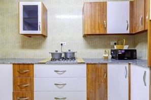 Private kitchen - 2-bedroom apartment in beautiful Nairobi with AC and fitness room (Nairobi)