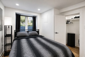 Iron/ironing board, internet, bed sheets
