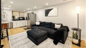 Living area - Luxe Modern Suite on 14th (Washington)