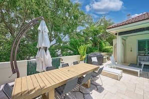 Outdoor dining - 5 Min to Beach - Heated Pool - Bikes Included (Delray Beach)