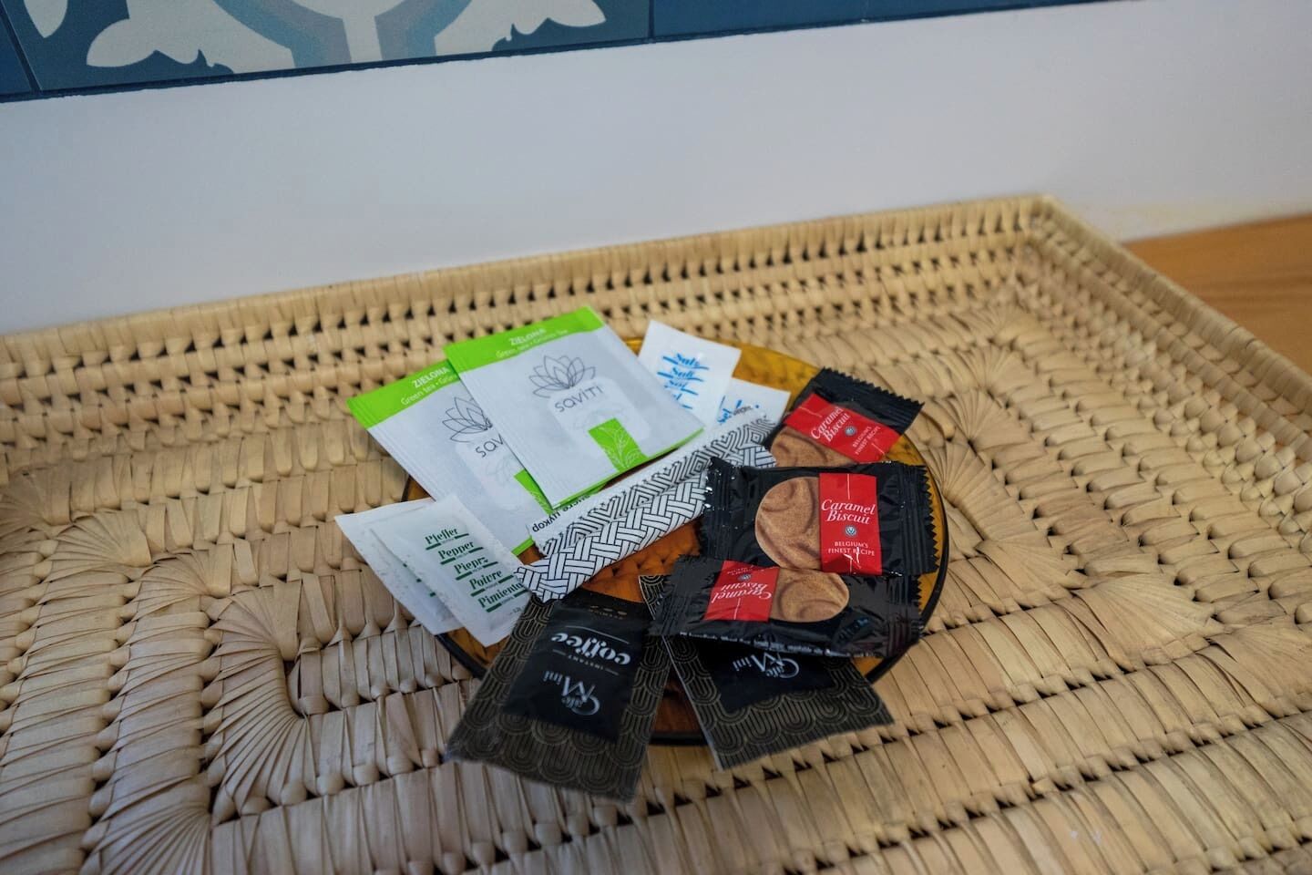 Una cesta tejida con diversos alimentos envasados sobre una estera de mimbre.