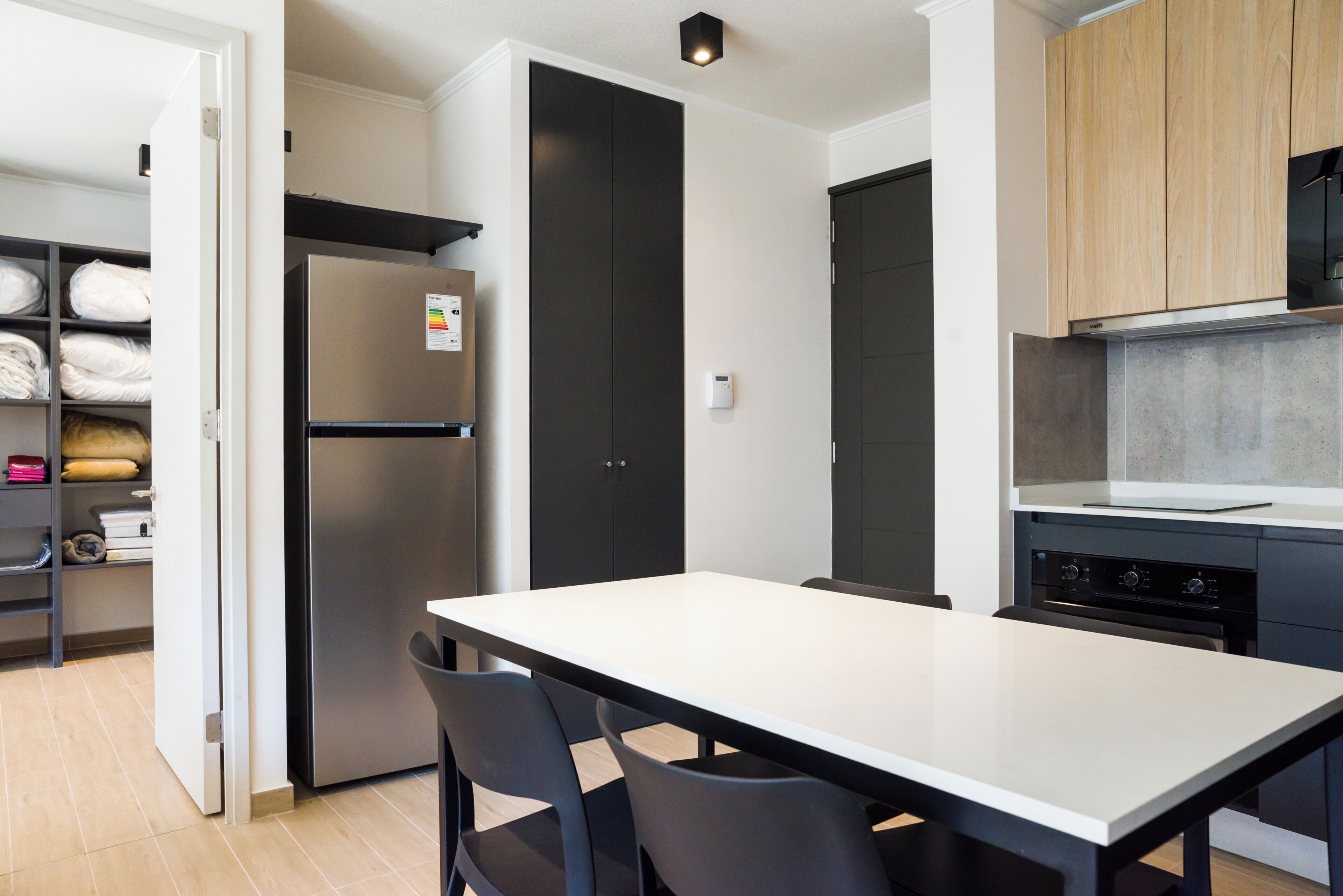 Standard-Apartment, Balkon, Blick auf den Innenhof | Eigene Küche | Kühlschrank, Mikrowelle, Ofen, Herdplatte