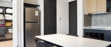 Standard-Apartment, Balkon, Blick auf den Innenhof | Eigene Küche | Kühlschrank, Mikrowelle, Ofen, Herdplatte