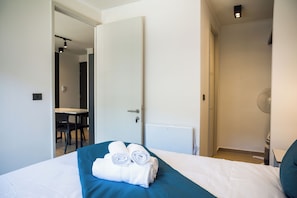 A hotel room with a bed, a table, and a chair. - Inés Matte Urrejola Apartments by Andes STR (Providencia)