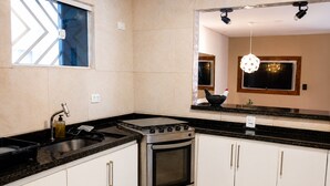 Premium-Haus | Eigene Küche | Kühlschrank, Mikrowelle, Ofen, Kochgeschirr/Geschirr/Besteck