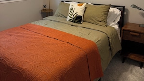 3 bedrooms, free WiFi, bed sheets - Modern K-State Retreat. Walk to football games. Sleeps 8 (Manhattan)