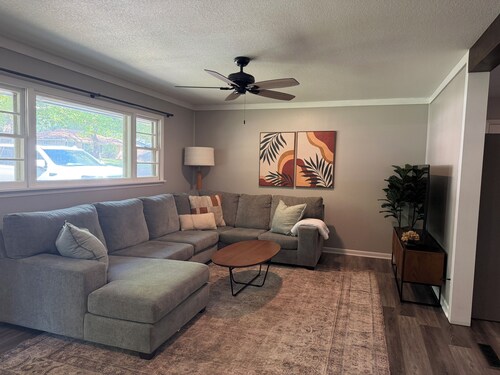 Modern K-State Retreat. Walk to football games. Sleeps 8