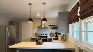 Coffee/tea maker, fridge, microwave, oven - Modern K-State Retreat. Walk to football games. Sleeps 8 (Manhattan)