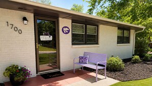 Terrace/patio - Modern K-State Retreat. Walk to football games. Sleeps 8 (Manhattan)