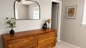Interior - Modern K-State Retreat. Walk to football games. Sleeps 8 (Manhattan)