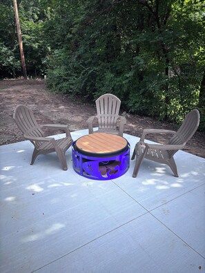 Een ronde tafel met stoelen in een beschaduwd buitengebied.