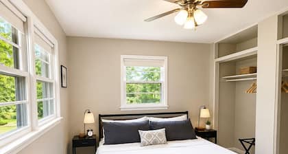 Modern K-State Retreat. Walk to football games. Sleeps 8