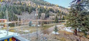 Eine Hütte mit Blick auf einen See und Wald.