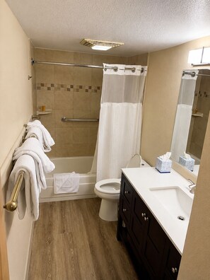 Ein Badezimmer mit Dusche, Toilette und Waschbecken.