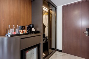 A modern bathroom with a shower, a toilet, and a sink. - The Royal Alana Yogyakarta Hotel & Convention Center (Ngaglik)