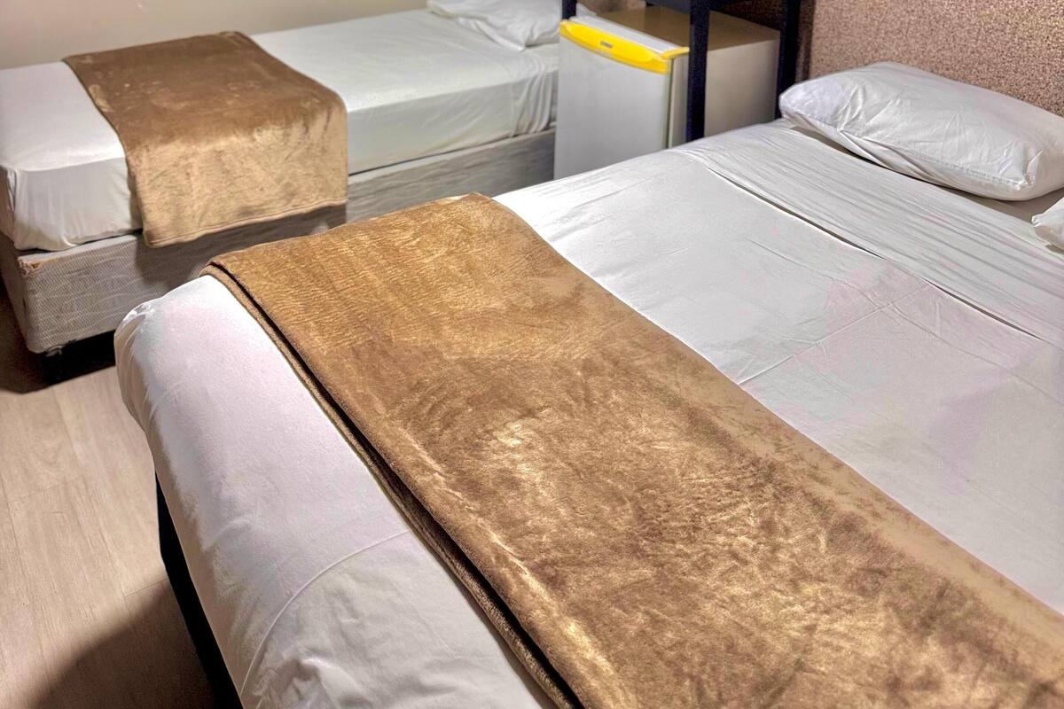 Habitación clásica con 1 cama matrimonial o 2 individuales | Escritorio y espacio para trabajar con laptop 