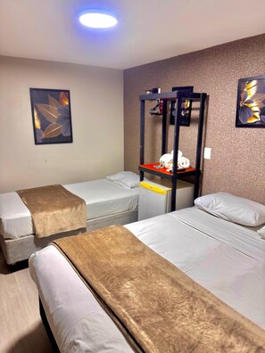 Habitación clásica con 1 cama matrimonial o 2 individuales | Escritorio y espacio para trabajar con laptop 