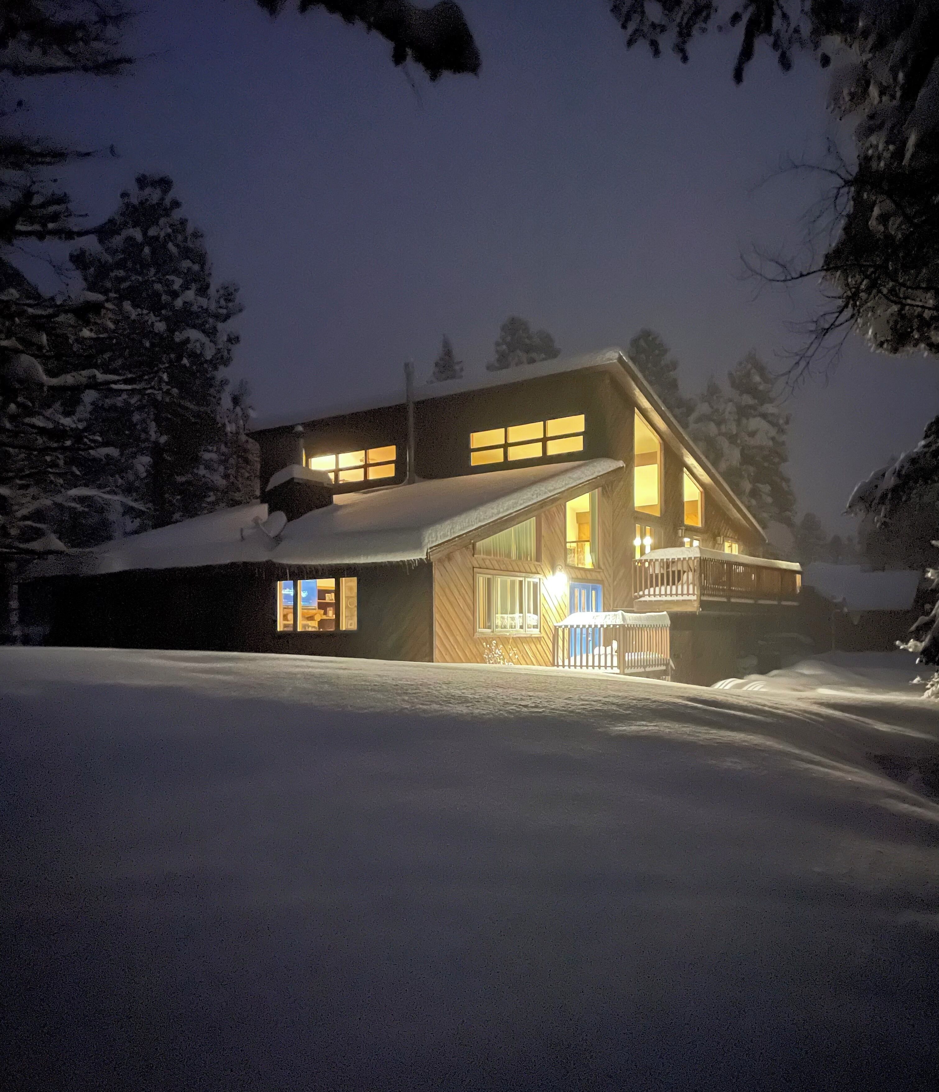 Une maison à deux étages dotée d’une grande véranda à l’avant et d’un porche abrité.