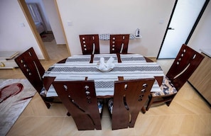 Appartamento Deluxe, vista piscina | Pasti