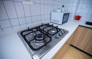 Appartamento Deluxe, vista piscina | Cucina privata | Frigorifero con congelatore, microonde, forno, piano cottura