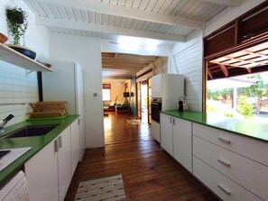 Private kitchen - Moorea Pool Lagoon House with a pool and access to the lagoon from the garden (Moorea-Maiao)