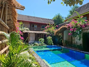 Hồ bơi ngoài trời