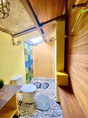 Familienbungalow, 2 Schlafzimmer, eigenes Bad, Gartenblick | Badezimmer | Dusche, Handtücher, Seife, Shampoo