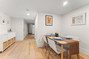 Dining - Bright & comfortable 2-bedroom guest suite with AC in the heart of Kitsilano (Vancouver)
