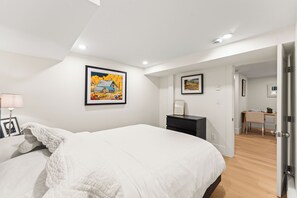 Room - Bright & comfortable 2-bedroom guest suite with AC in the heart of Kitsilano (Vancouver)