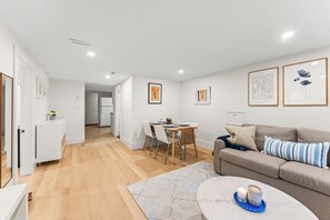 Living area - Bright & comfortable 2-bedroom guest suite with AC in the heart of Kitsilano (Vancouver)