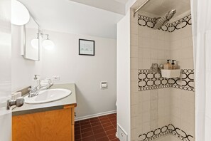 Bathroom - Bright & comfortable 2-bedroom guest suite with AC in the heart of Kitsilano (Vancouver)