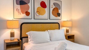 Room - Key Lime Oasis: Pool Hot tub King Bed Arcade (Lantana)