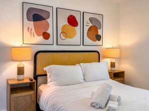 Iron/ironing board, WiFi, bed sheets - Key Lime Oasis: Pool Hot tub King Bed Arcade (Lantana)