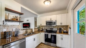 Private kitchen - Key Lime Oasis: Pool Hot tub King Bed Arcade (Lantana)