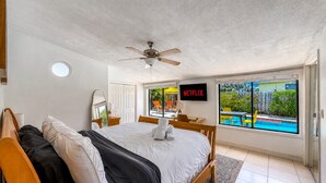 Room - Key Lime Oasis: Pool Hot tub King Bed Arcade (Lantana)