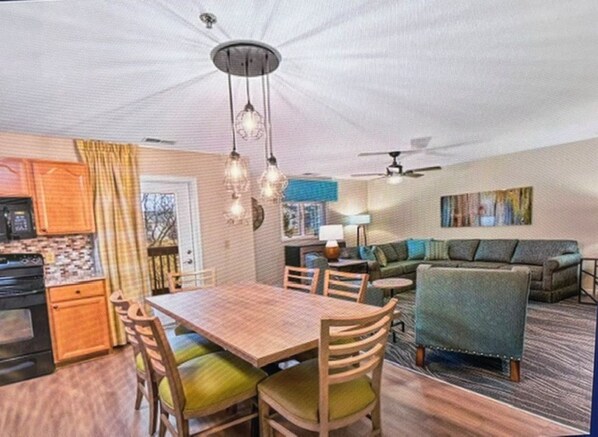 Un espacio habitable compacto con comedor, cocina y zona de estar.