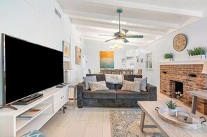 Living area - Delray Oasis - Heated Pool+Tiki Bar, 4 Kings (Delray Beach)