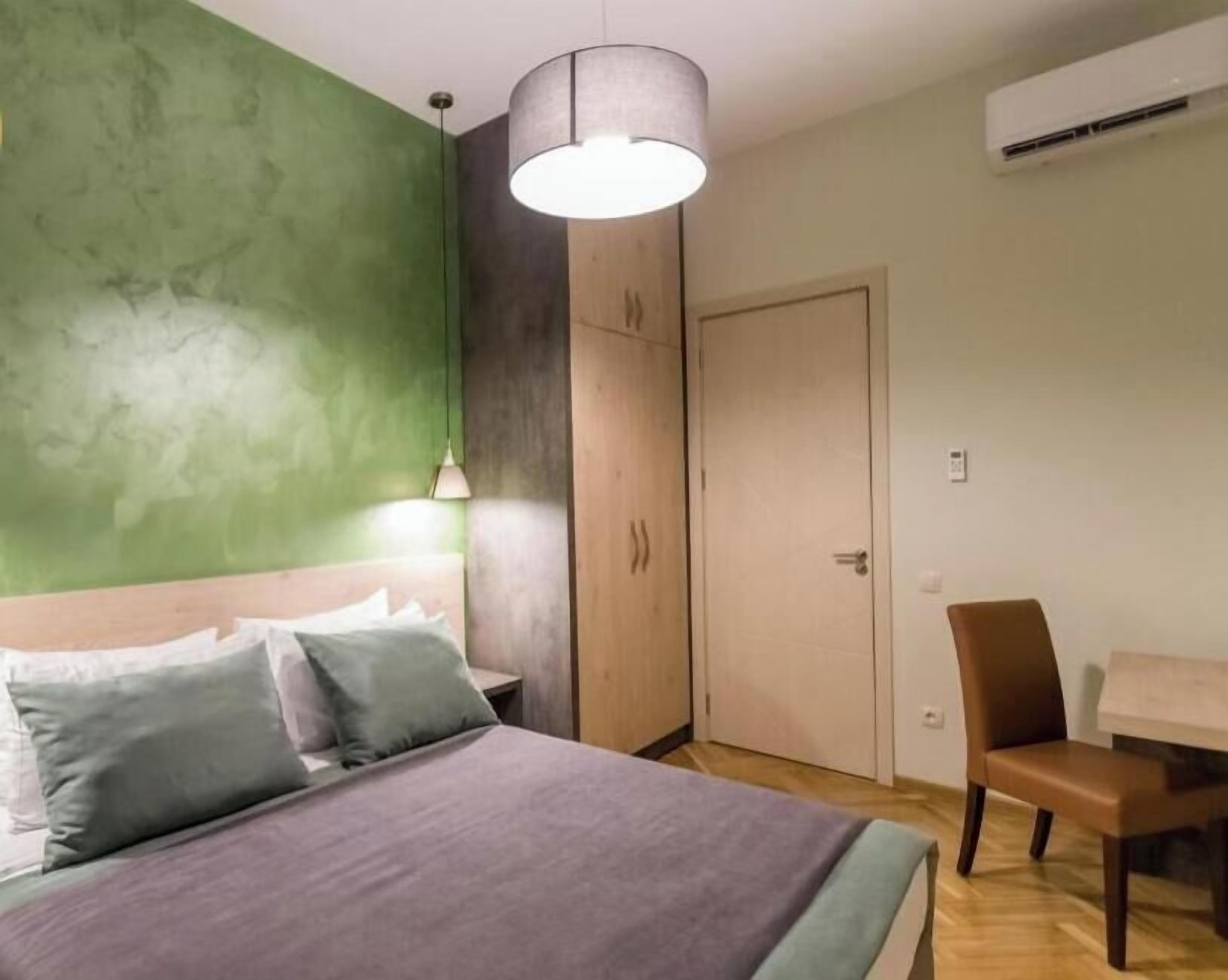 Iron/ironing board, internet, bed sheets