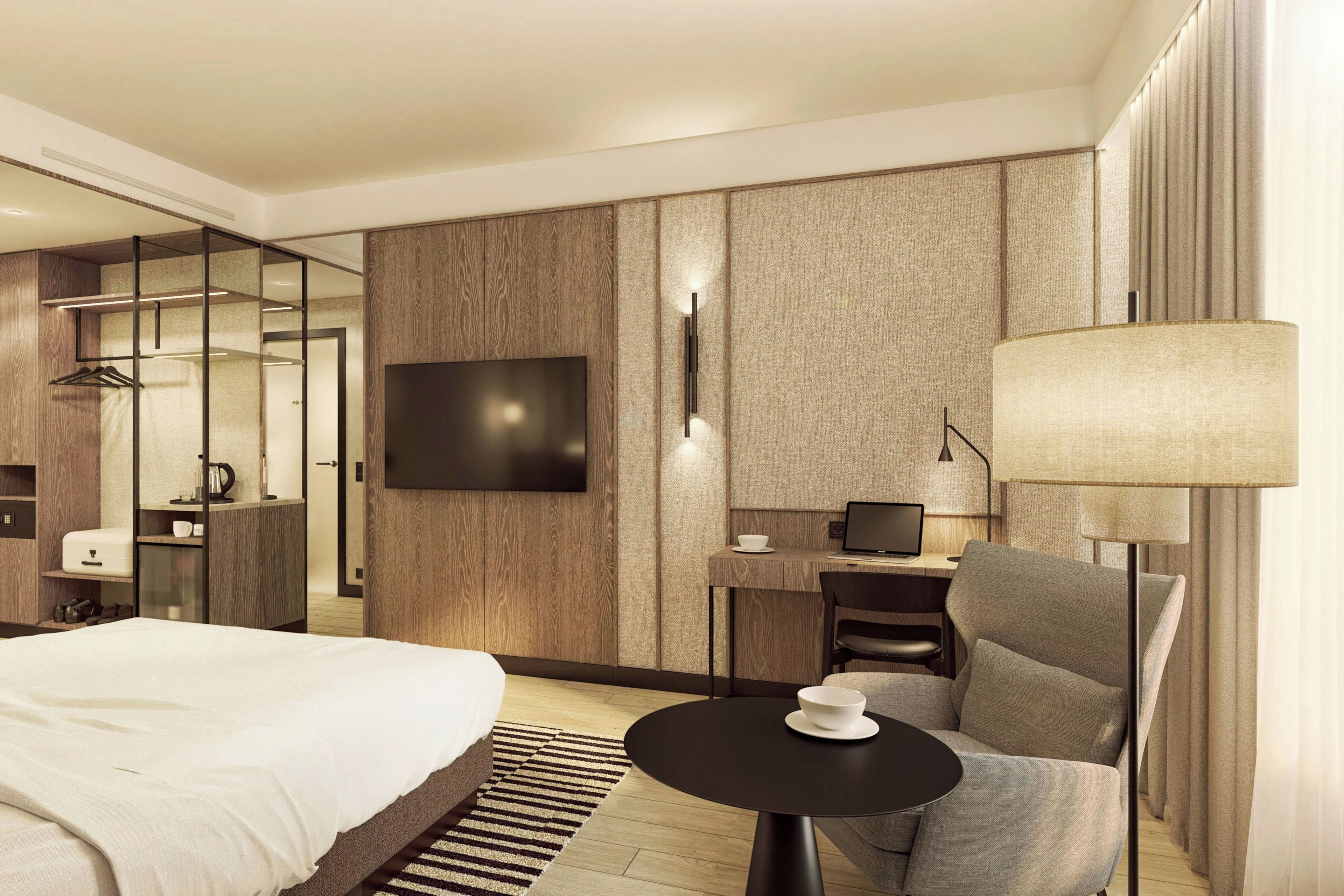 Quarto de hotel com cama, escrivaninha, cadeira, televisão e abajur.