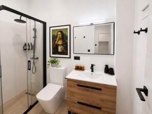 Haartrockner, Handtücher, Seife, Toilettenpapier