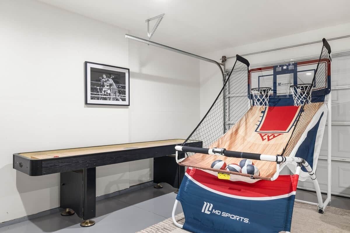 Un canestro da basket, una panchina e un quadro appeso al muro.