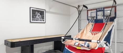 Un canestro da basket, una panchina e un quadro appeso al muro.