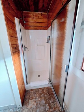 Bathroom - Ground Floor Single Queen Room | Walk-In Shower | Breakfast Included (Red Lodge)