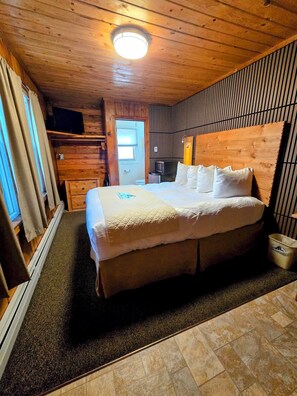 Room - Ground Floor Single Queen Room | Walk-In Shower | Breakfast Included (Red Lodge)