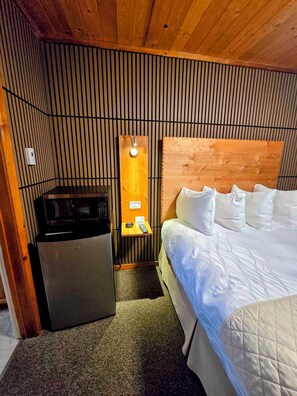 Room - Ground Floor Single Queen Room | Walk-In Shower | Breakfast Included (Red Lodge)
