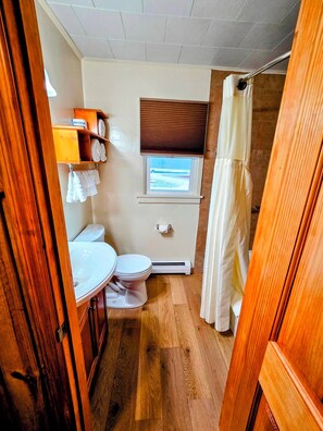 Bathroom - Spacious Ground Floor King Room | Tub/Shower | Breakfast Included (Red Lodge)