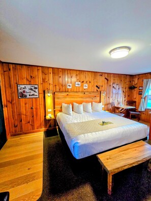 Room - Spacious Ground Floor King Room | Tub/Shower | Breakfast Included (Red Lodge)