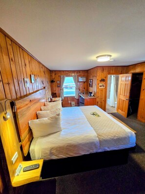 Room - Spacious Ground Floor King Room | Tub/Shower | Breakfast Included (Red Lodge)