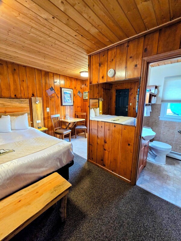Room - Spacious Ground Floor King Room | Tub/Shower | Breakfast Included (Red Lodge)