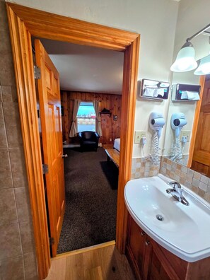 Bathroom - Spacious Ground Floor King Room | Tub/Shower | Breakfast Included (Red Lodge)